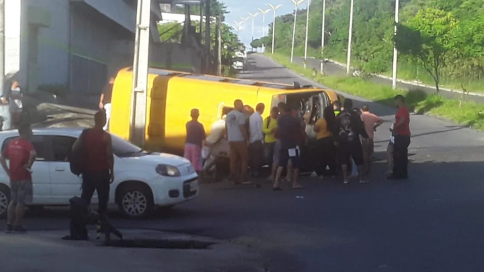 Micro-ônibus desgovernado bate em árvores e capota em avenida em Manaus