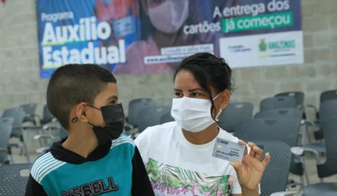 Cartão do ‘Auxílio Estadual Permanente’ é entregue em 25 municípios do AM essa semana