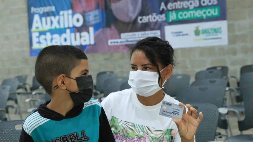Cartão do ‘Auxílio Estadual Permanente’ é entregue em 25 municípios do AM essa semana