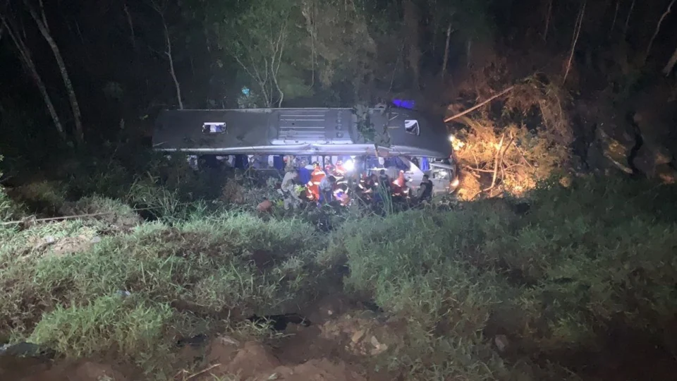 Acidente com ônibus deixa dois mortos e 34 feridos na BR-381 em MG