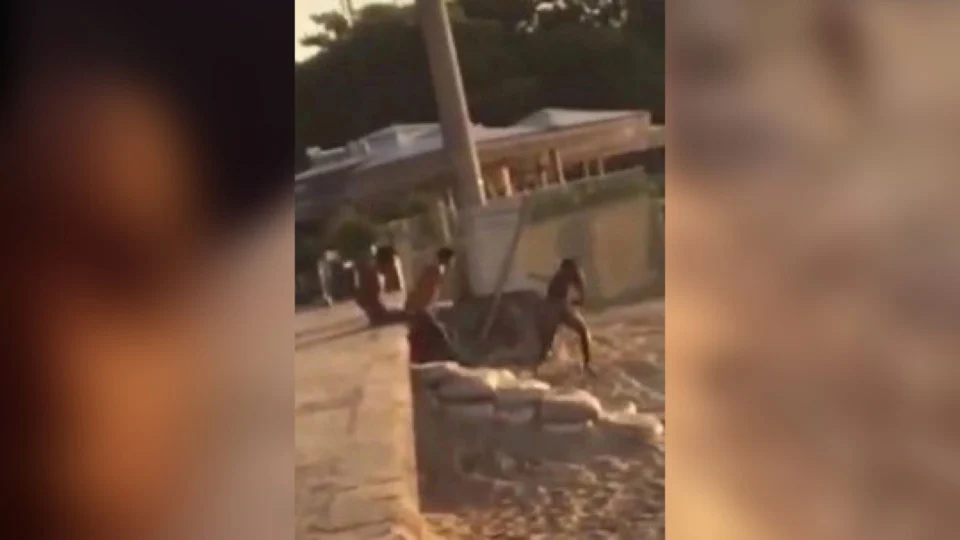 Polícia identifica ‘tiktokers’ responsáveis pela gravação que simula suposto furto de celular na praia de Copacabana, no Rj