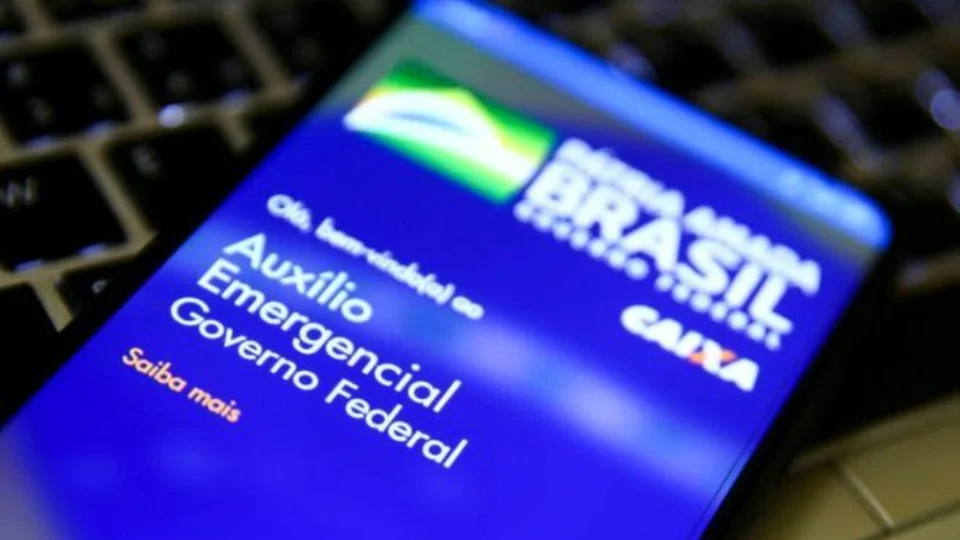 Beneficiários nascidos em outubro podem sacar o auxílio emergencial nesta quarta