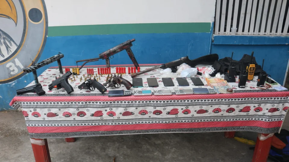 Cinco suspeitos de tráfico de drogas são presos com arsenal em Iranduba, no AM