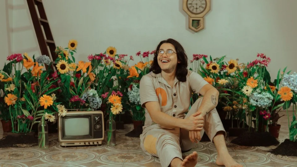 Santaella, cantor e compositor, lança seu primeiro EP ‘Primavera’