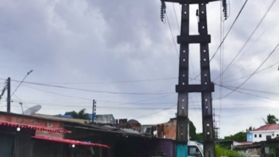 Casas construídas próximas a linha de transmissão podem ocasionar acidentes com vítimas fatais, denuncia AM Energia