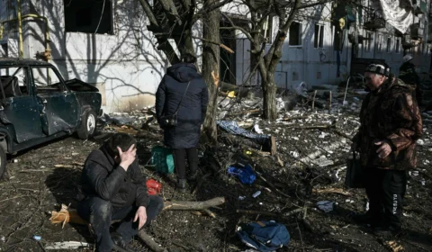 Petróleo dispara e bolsas caem diante do ataque da Rússia à Ucrânia