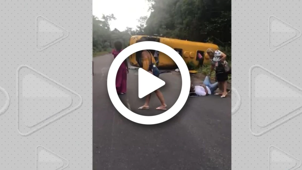 VÍDEO: No Amazonas, micro-ônibus capota e deixa pessoas feridas e vítimas fatais no Novo Airão