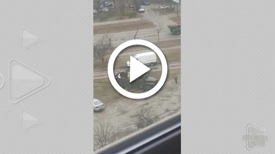 VÍDEO: Na Ucrânia, tanque de guerra esmaga carro e deixa idoso preso nas ferragens