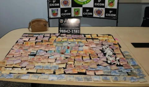 Motorista desconfia de passageiros, chama a polícia, e dupla é presa com dinheiro e drogas no AM