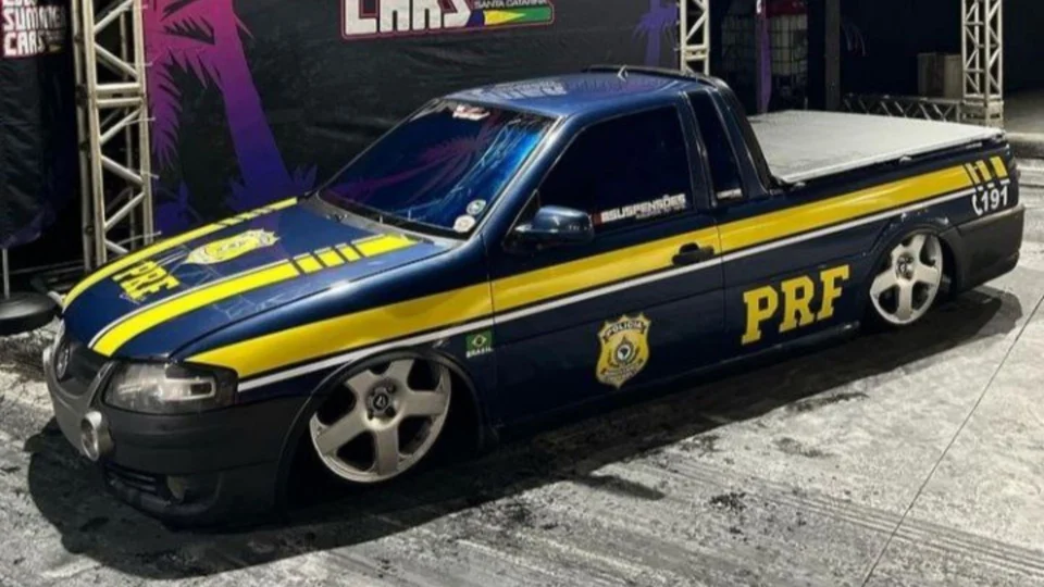 Carro caracterizado como viatura da PRF é apreendido, em Balneário Camboriú/SC