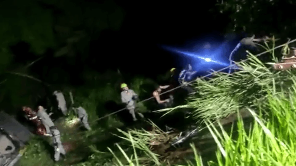 Acidente entre ônibus, caminhão e carro deixa 5 mortos e vários feridos em Goiás