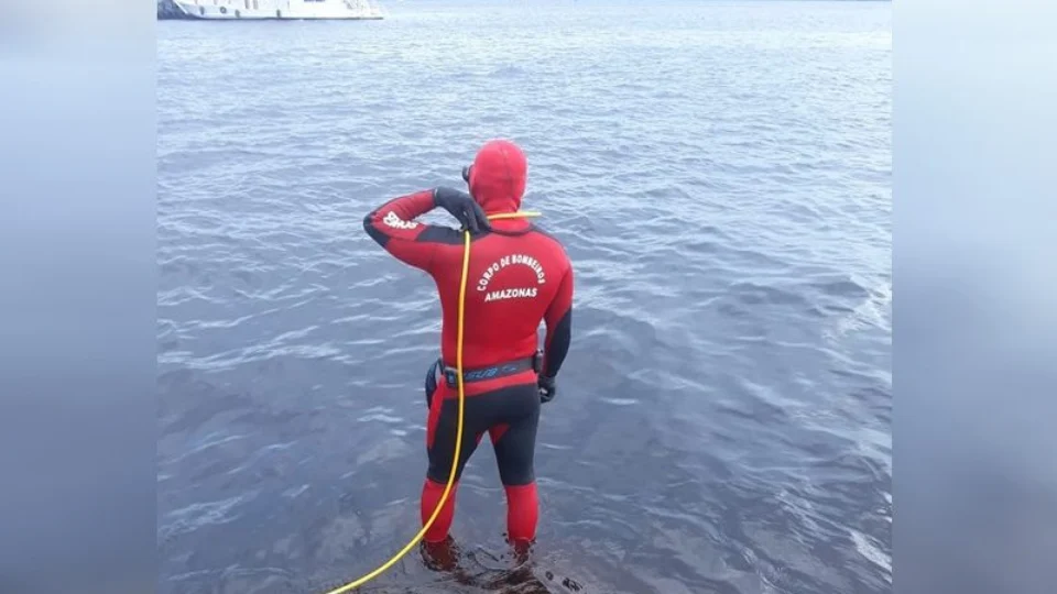 Homem cai e desaparece no rio, após levar choque no Porto de Manaus