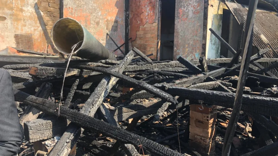Incêndio atinge casas de madeira no Centro de Manaus