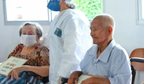 Aplicação da terceira dose da vacina contra a Covid está sendo exigida em centros de idosos de Manaus