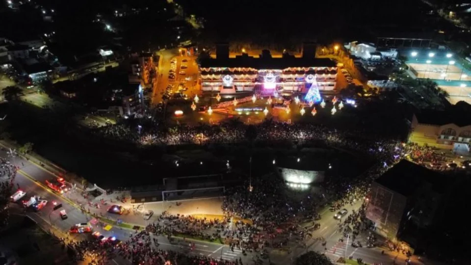 VÍDEO: Cerca de 40 pessoas caem em rio após calçada desabar em evento de abertura de Natal em Joinville