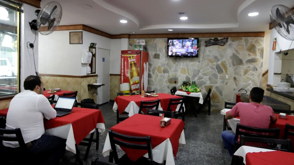 Sindicato de bares orienta empregador a demitir quem recusar vacina