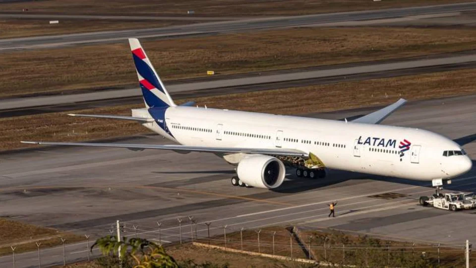 Falha em sistema de iluminação cancela mais de 200 voos da Latam em São Paulo e afeta cidades