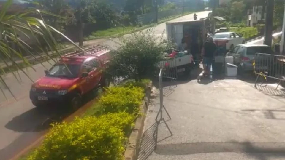 Cerca de 80 famílias são retiradas de suas casas por risco de deslizamento, em Ouro Preto (MG)