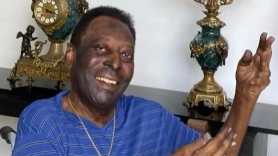 Pelé volta ao hospital para continuar tratamento contra câncer