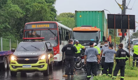 Após acidente fatal, operação conjunta remove caminhões e carretas em Manaus