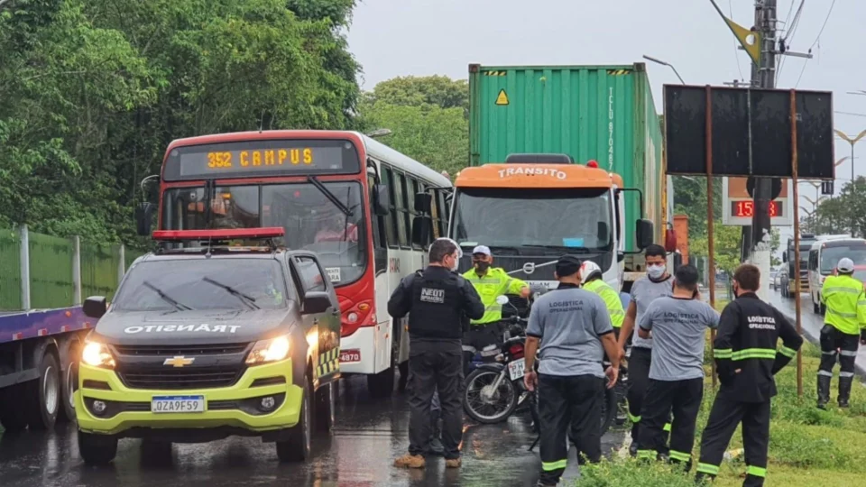 Após acidente fatal, operação conjunta remove caminhões e carretas em Manaus