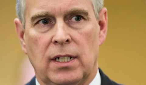 Investigado por assédio, príncipe Andrew devolve títulos militares a monarca