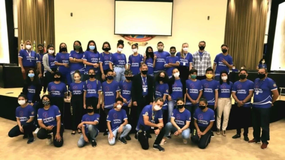 Alunos do projeto Ouvidoria Estudantil são empossados no TCE-AM