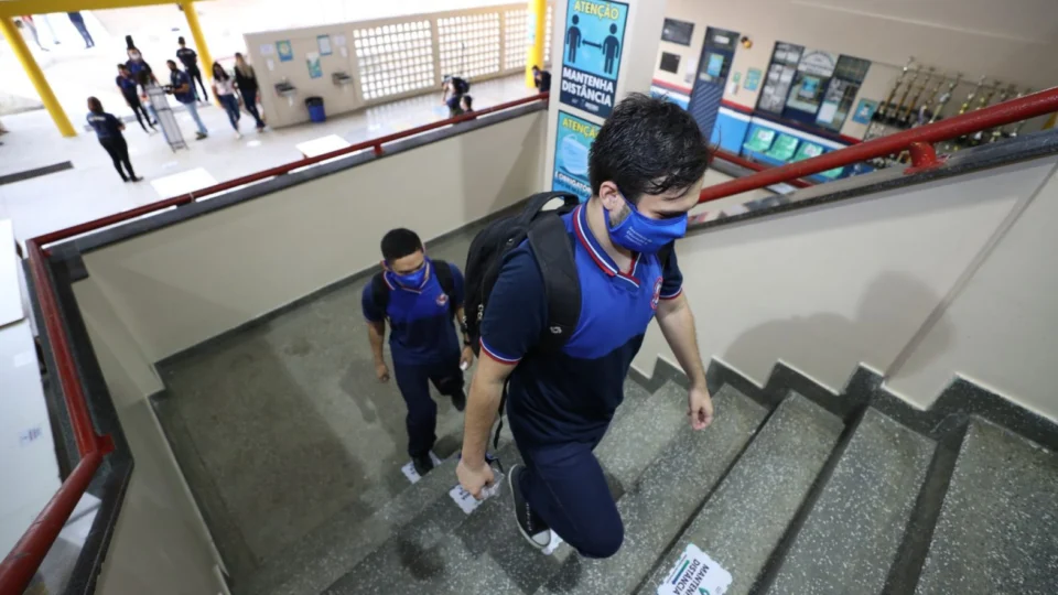 Mais de 630 mil alunos da rede pública de ensino do AM retornam às aulas presenciais nesta segunda-feira