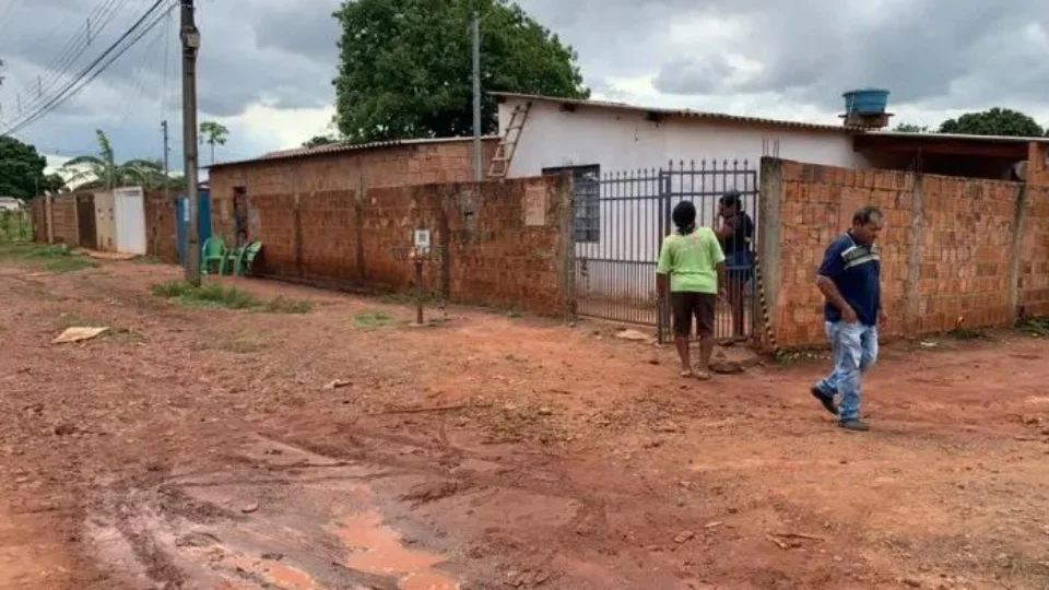 Após vendaval, aposentado vai consertar telhado e morre ao cair de 3 metros