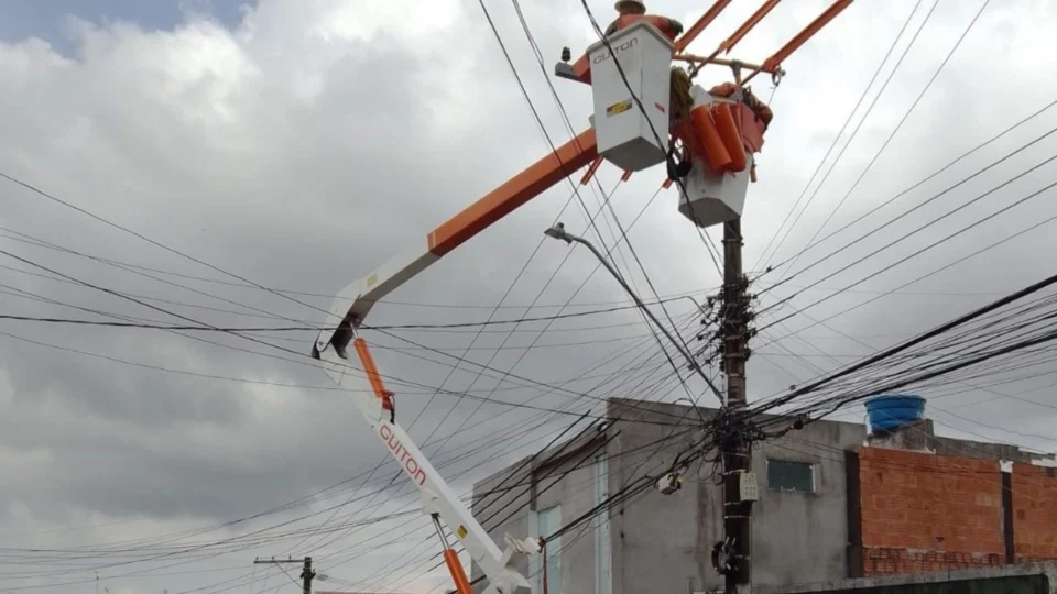 Em Manaus, 12 mil imóveis continuam sem energia elétrica nesta terça-feira