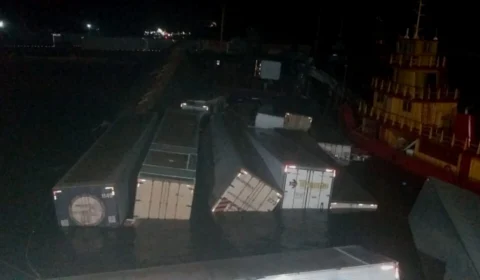 VÍDEO: Em Manaus, balsa carregada com vários containers afunda no Porto da Ceasa