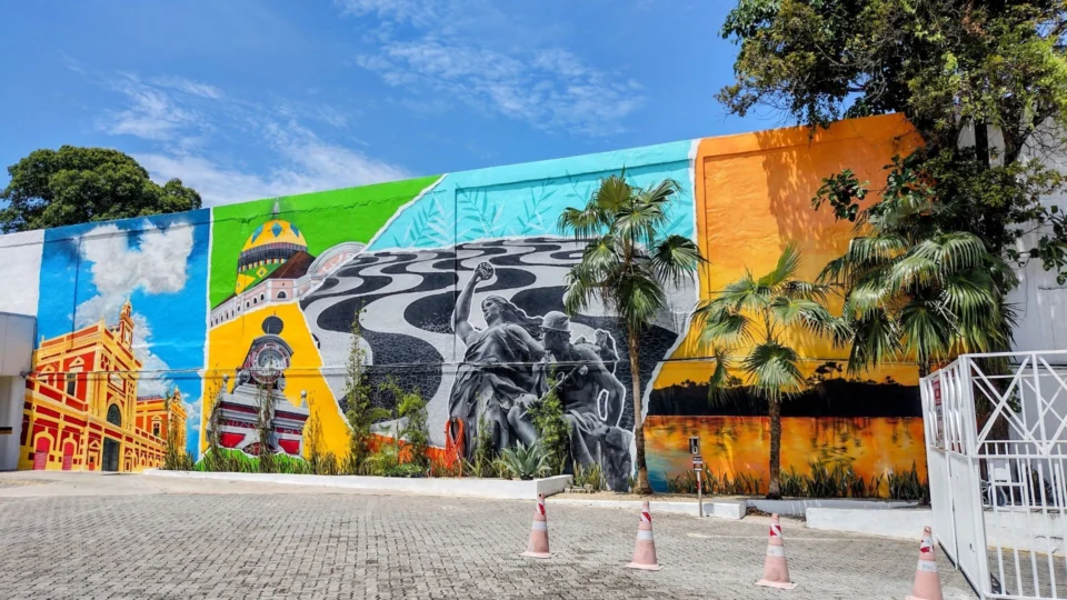 Mural da TV Norte AM ganha grafite com imagens de pontos turísticos de Manaus