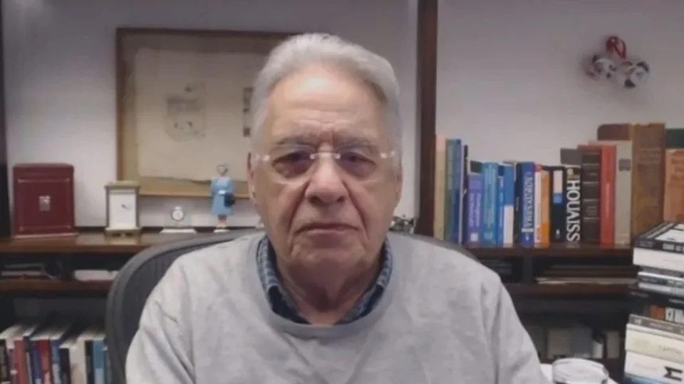 Após fraturar o fêmur, o ex-presidente FHC é operado e passa bem, em São Paulo