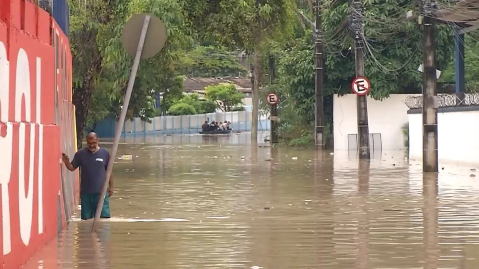 VÍDEO: Forte chuva causa estragos e Defesa Civil registra 35 ocorrências em Manaus