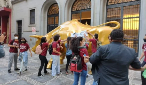 Grupo faz ato contra a fome na Bolsa de Valores após instalação de Touro de Ouro em SP