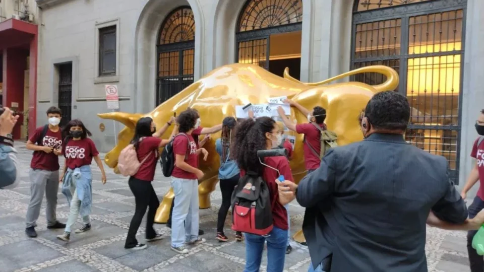 Grupo faz ato contra a fome na Bolsa de Valores após instalação de Touro de Ouro em SP