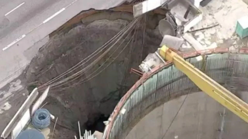 Cratera na Marginal Tietê aumenta e ocupa 3 faixas da pista, em São Paulo