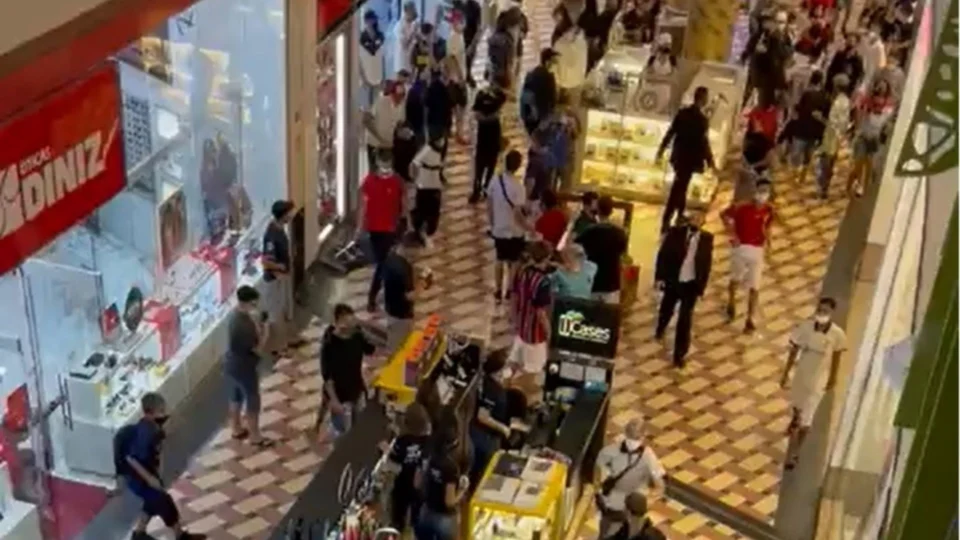 Adolescentes são detidos após agredirem clientes e funcionários em centro de compras de Manaus