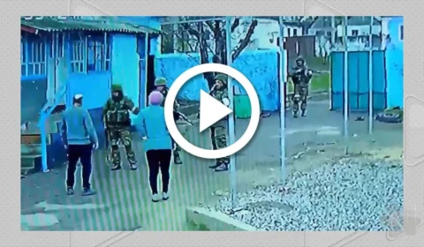 VÍDEO: casal expulsa soldados russos de quintal de casa na vila de Voznesenk