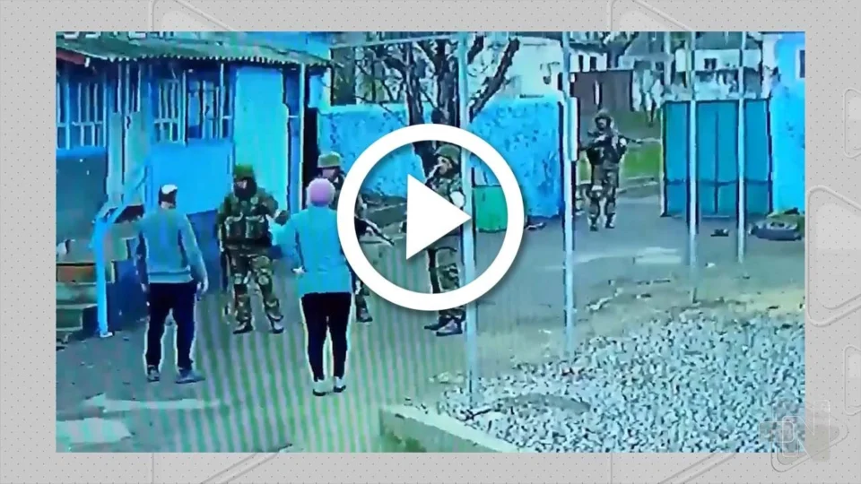 VÍDEO: casal expulsa soldados russos de quintal de casa na vila de Voznesenk
