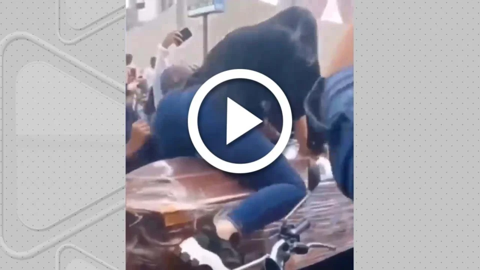 VÍDEO: viúva dança e rebola em cima do caixão do marido em funeral no Equador