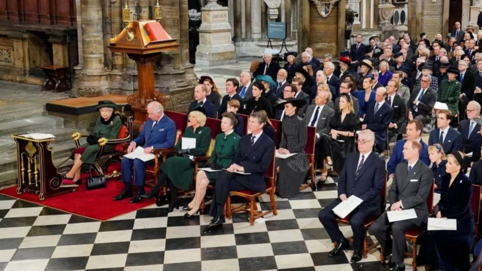 Rainha Elizabeth II faz aparição pública e homenageia príncipe Philip