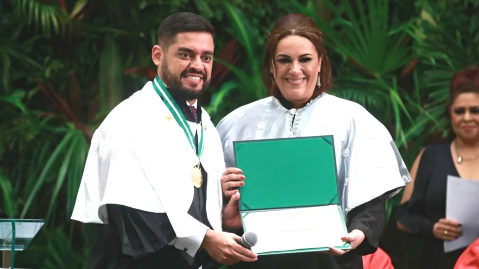 Novo reitor e vice-reitora da UEA são empossados em Manaus