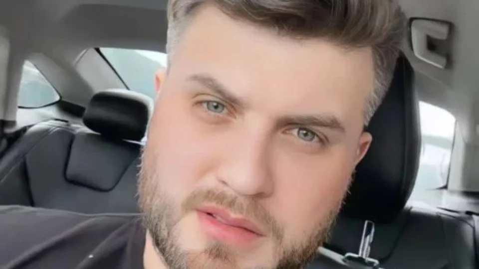 Cantor Conrado segue em estado grave na UTI, informa boletim médico