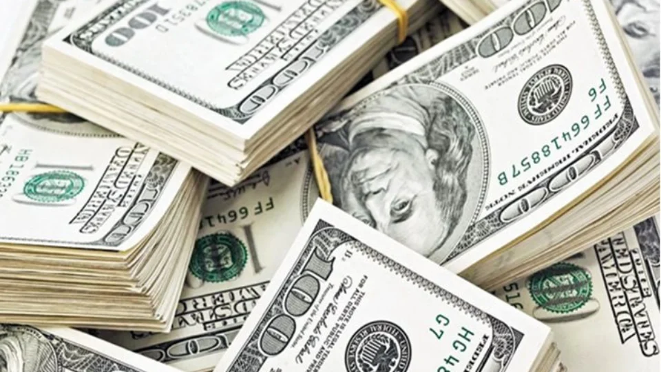 Dólar cai a R$ 4,832, menor valor em dois anos