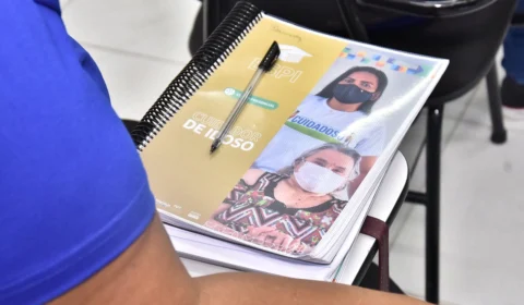 Candidatos aprovados iniciam terceira turma do curso de cuidador de idosos em Manaus