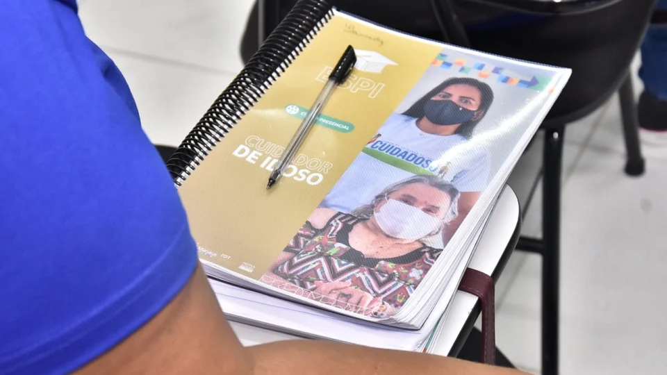 Candidatos aprovados iniciam terceira turma do curso de cuidador de idosos em Manaus