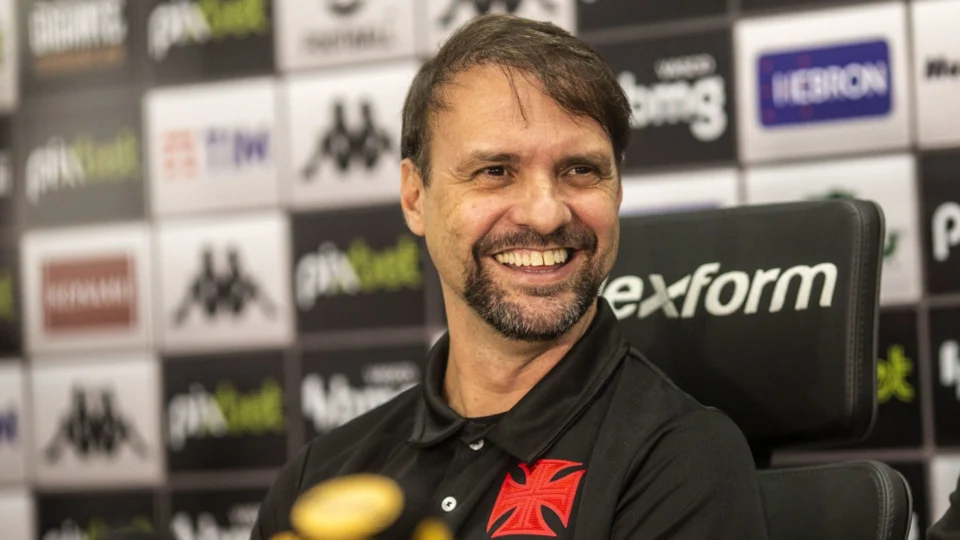 Após oito jogos, Vasco demite técnico Maurício Souza