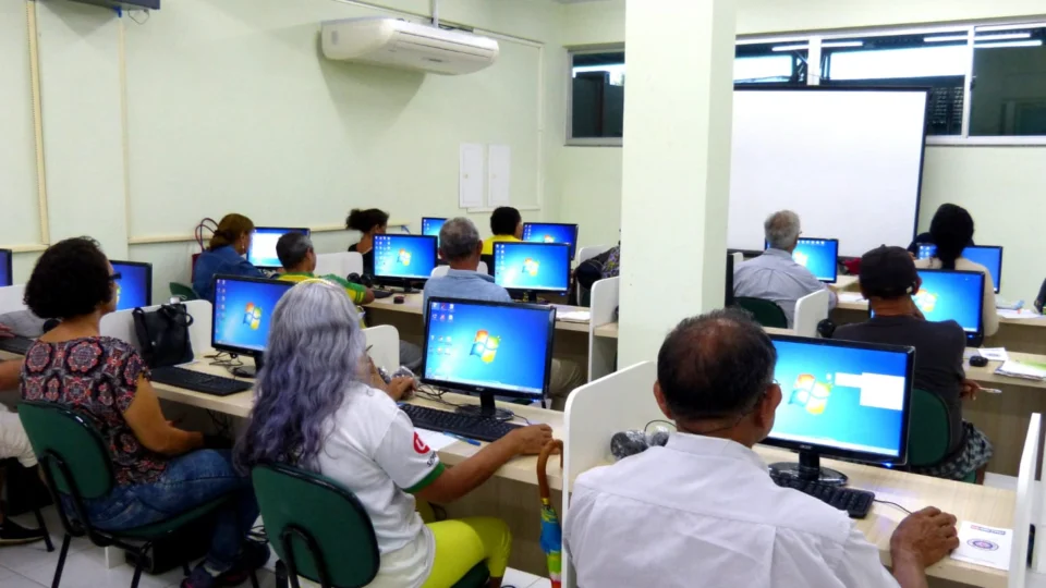 Lei de inclusão digital de idosos é sancionada no Amazonas