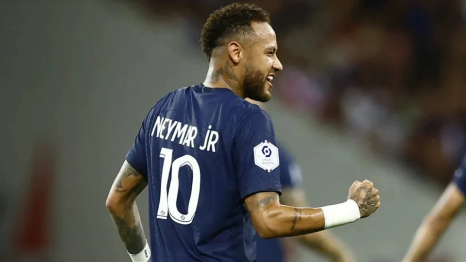Neymar crava 10 jogos seguidos com gols marcados e atinge recorde na carreira profissional